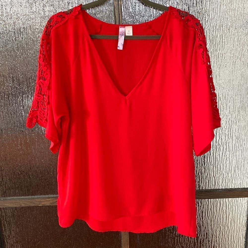 Ayla v neck blouse in a vibrant red. Lace sleeve details. EUC Size sm fits med